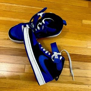 Nike high top sneakers for boys! Great condition. Size 5Y!